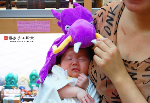 永谷寶寶(新北永和區嬰兒寶寶滿月剃頭理髮、免費嬰兒剃胎毛儀式吉祥話)。中國風會場，爸媽寶貝免費穿「日中韓」古裝禮服。專業拍照、DVD光碟、證書。★購買「臍帶章、肚臍章、胎毛筆刷印章」贈送：剃頭、收涎、抓周，三選一。 2015.11.17 照片2
